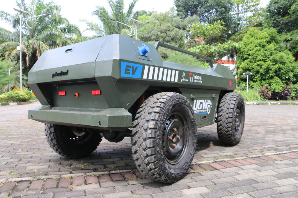 Unmanned Ground Vehicle (UGV) INACOS x PINDAD