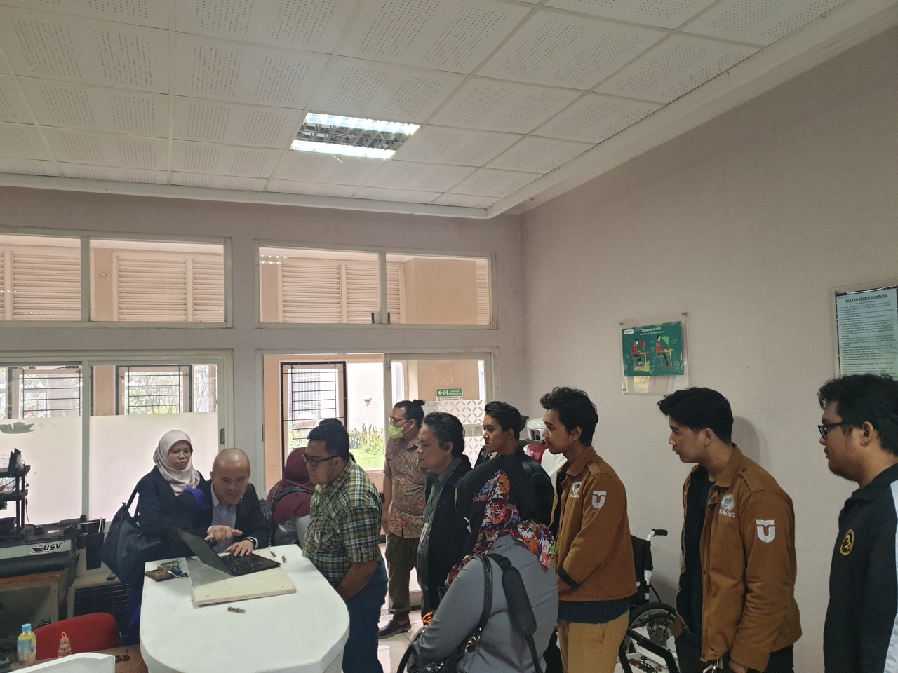 Kunjungan Dr. Tion Hoo Lim ke INACOS Laboratory bersama dengan Pembina INACOS